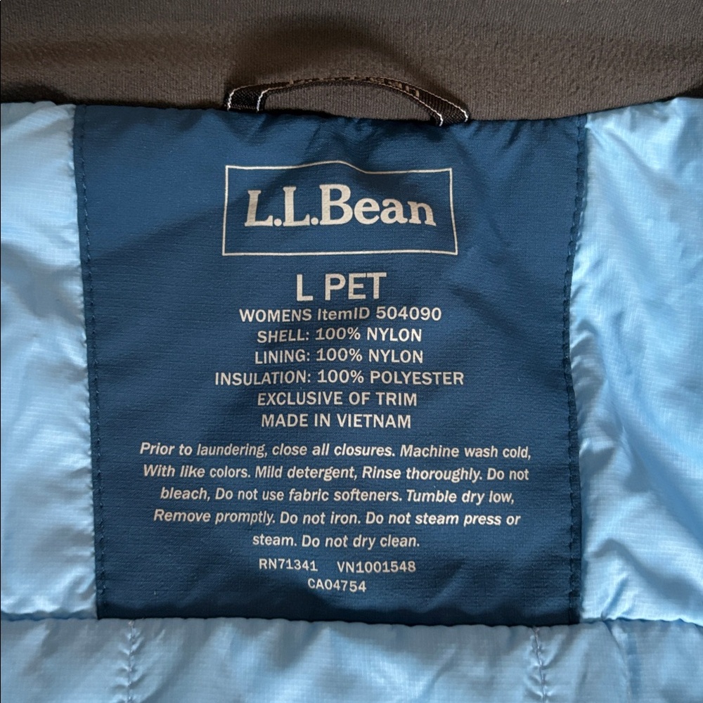 LL Bean Women's Waterproof PrimaLoft Packaway Jacket in dark marine blue - Picture 6 of 12
